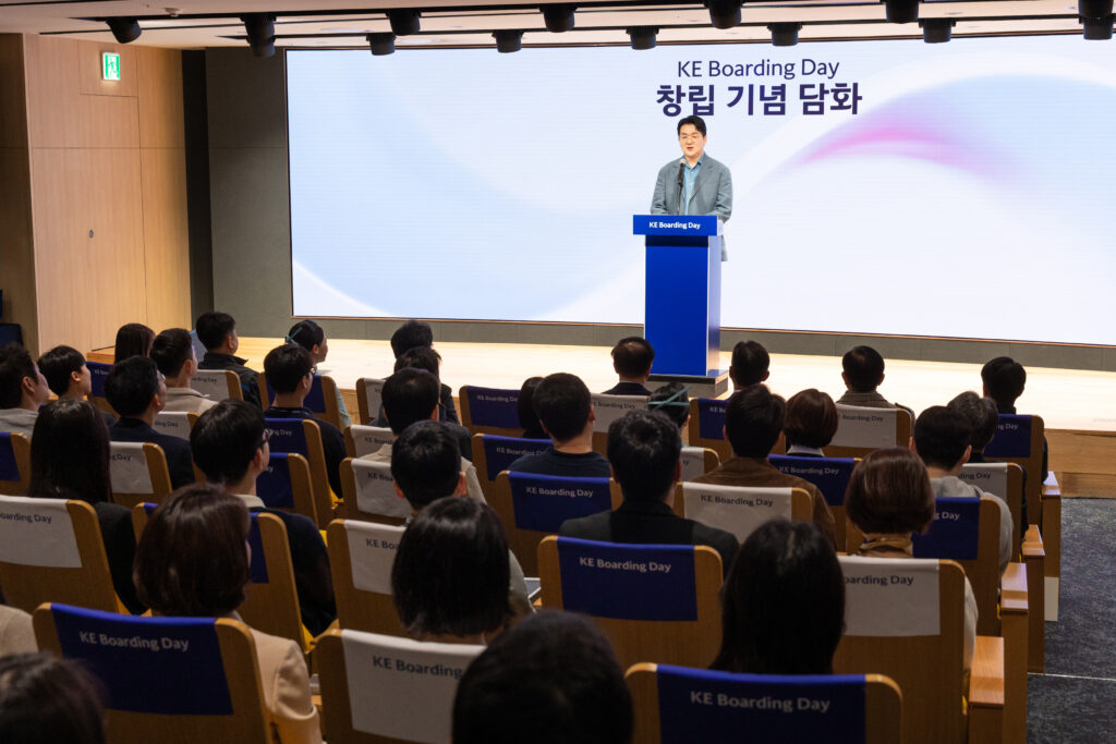 조원태 한진그룹 회장이 창립 56주년 기념사를 하고 있는 모습