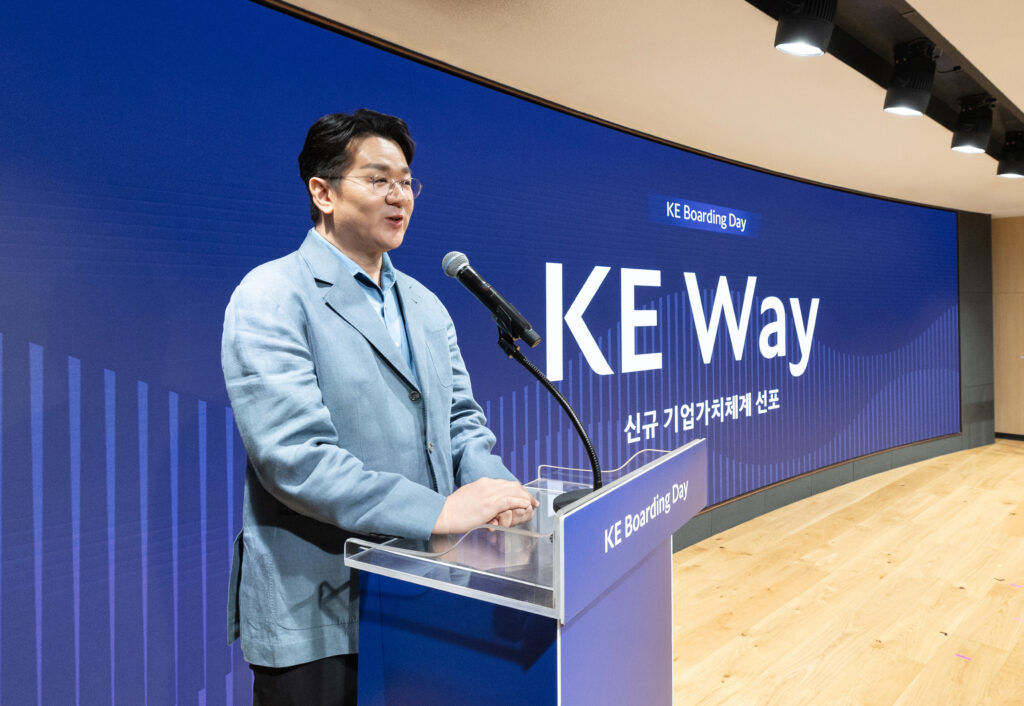 조원태 한진그룹 회장이 대한항공의 신규 기업 가치 체계 'KE Way'를 선포하는 모습