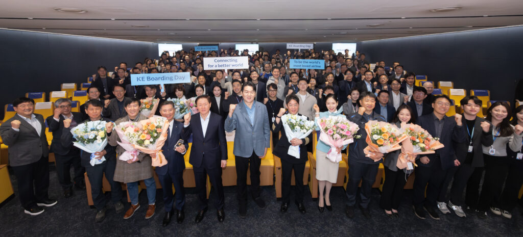  ‘보딩데이(Boarding Day)’ 행사에 참석한 조원태 한진그룹 회장과 임직원들이 기념사진을 촬영하는 모습