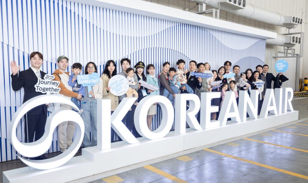 2일 패밀리데이 행사에 참여한 대한항공과 아시아나항공의 임직원들이 기념촬영을 하고있는 모습