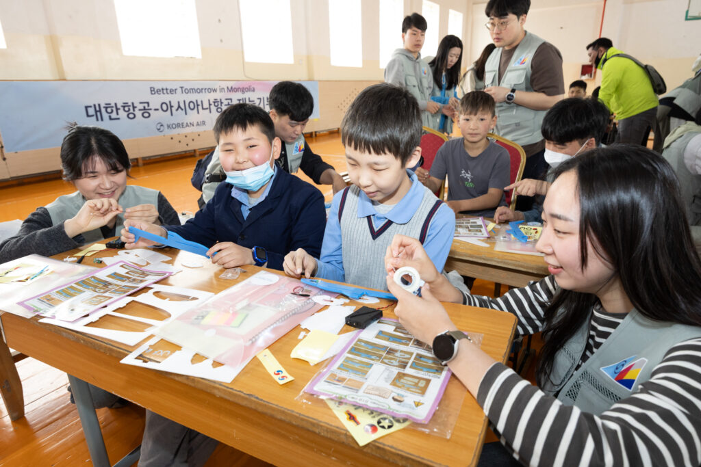 대한항공·아시아나항공 양사 임직원들이 바가노르구 인근의 몽골 군갈루타이 국립학교와 볼로브스롤 국립학교에서 재능기부 봉사활동을 하는 모습
