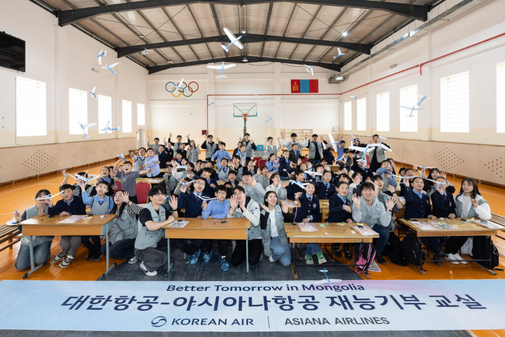 대한항공·아시아나항공 양사 임직원들이 바가노르구 인근의 몽골 군갈루타이 국립학교와 볼로브스롤 국립학교에서 재능기부 봉사활동을 하는 모습