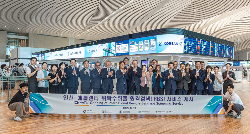 13일 오후 인천국제공항 제2여객터미널 대한항공 카운터에서 국토교통부와 미국 교통보안청(TSA), 대한항공·델타항공 주요 관계자들이 IRBS 시행 첫날을 기념하여 사진 촬영을 하는 모습