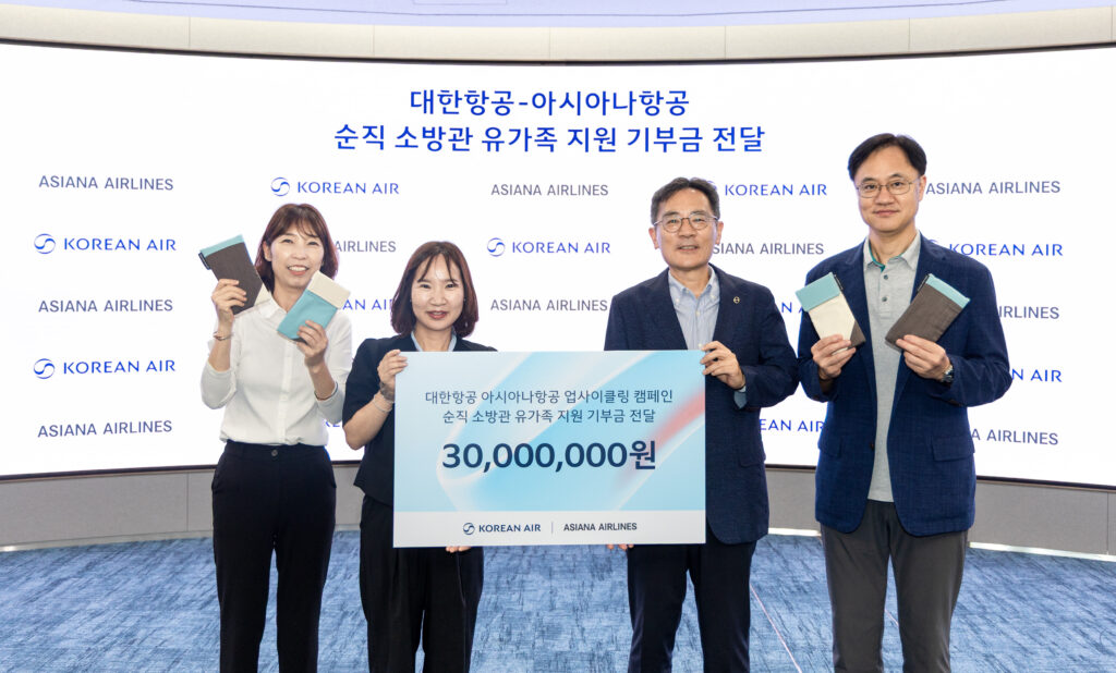 기부금 전달식에 참석한 (왼쪽부터) 김도운 소방가족희망나눔 이사, 박현숙 소방가족희망나눔 가족대표, 지상휘 대한항공 사회봉사단 운영위원장, 정성원 아시아나항공 HR 담당 수석부장이 기념 촬영을 하는 모습