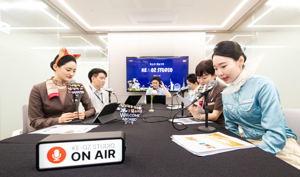 대한항공과 아시아나항공 양사 임직원들이 동화책을 낭독·녹음하여 독서 소외계층을 위한 오디오북을 제작하는 모습