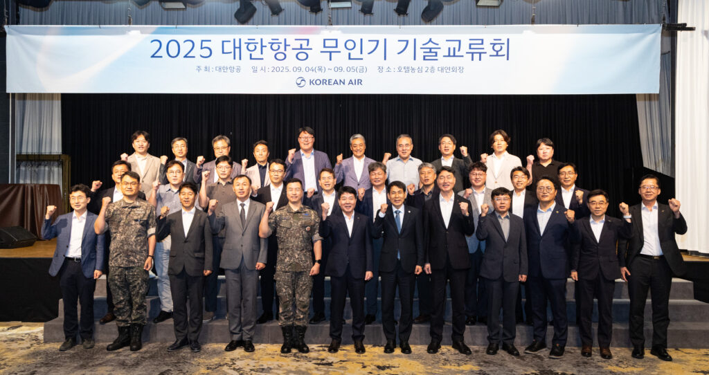 행사에 참석한 임진규 대한항공 항공우주사업본부장(앞줄 오른쪽에서 일곱 번째), 박홍준 합동군사대학교 총장(앞줄 오른쪽에서 여덟 번째)을 비롯한 주요 관계자가 기념 사진을 촬영하고 있다