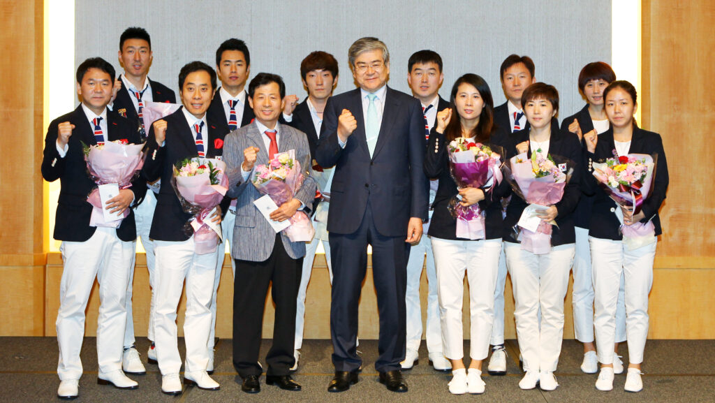 2012년 9월 24일 인천 하얏트리젠시인천 호텔에서 열린 런던올림픽 국가대표 탁구선수단 환영회에서 故 조양호 한진그룹 선대회장이 선수단과 기념 사진을 촬영하고 있는 모습.