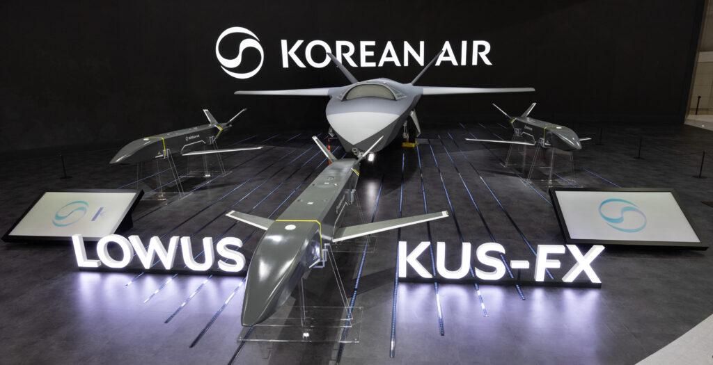 대한항공 부스에 전시된 저피탐 무인편대기(LOWUS) 시제기와 소형 협동 무인기(KUS-FX) 목업(mock-up·실제 크기 모형)