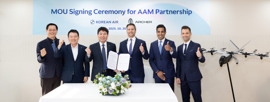MOU 서명식에 참석한 임진규 대한항공 항공우주사업본부장(왼쪽에서 세 번째), 유종석 대한항공 안전보건 총괄 겸 오퍼레이션 부문 부사장(왼쪽에서 두 번째), 박희돈 대한항공 경영전략본부장(왼쪽에서 첫 번째), 애덤 골드스타인 아처 에비에이션 최고경영자 (왼쪽에서 네 번째) 등 양사 주요 관계자가 기념사진을 촬영하는 모습