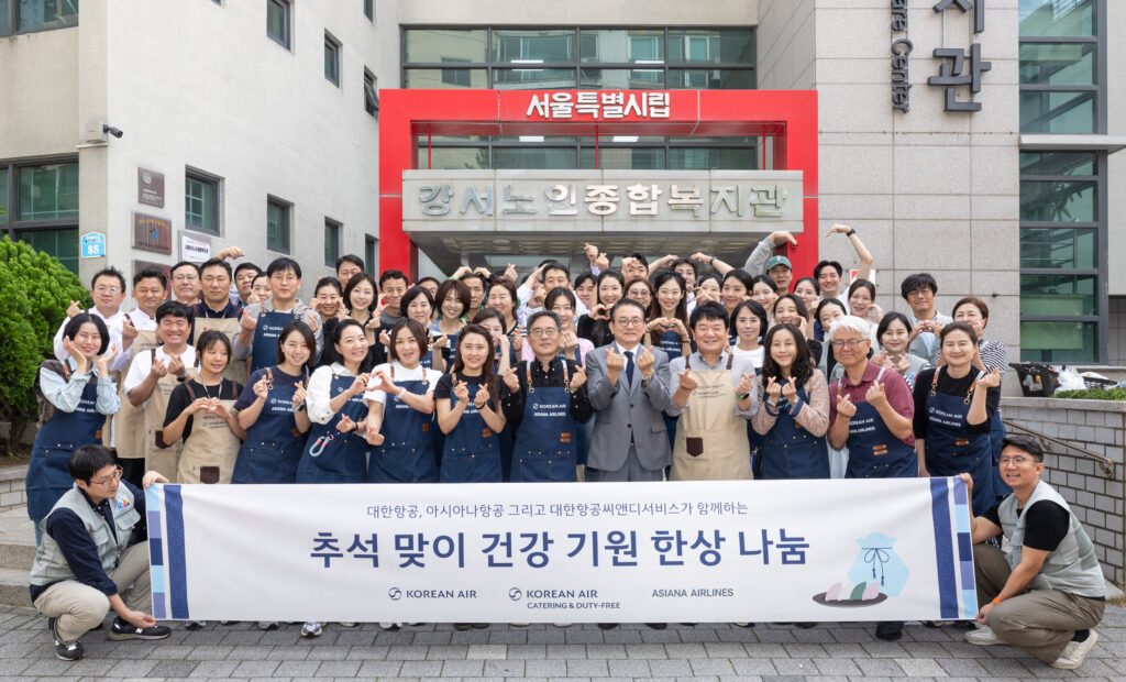 봉사활동에 참여한 지상휘 대한항공 사회봉사단 운영위원장(앞줄 오른쪽에서 여섯 번째), 임무영 강서노인종합복지관장(오른쪽에서 다섯 번째), 이성원 대한항공씨앤디서비스 상무(오른쪽에서 네 번째)를 비롯한 대한항공-아시아나항공 양사 임직원들이 기념사진을 촬영하고 있다.