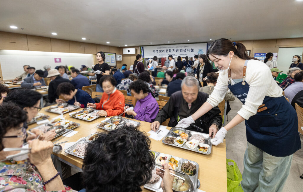 대한항공-아시아나항공 양사 임직원들이 서울 강서구 지역 어르신들에게 추석 음식을 대접하고 있다.