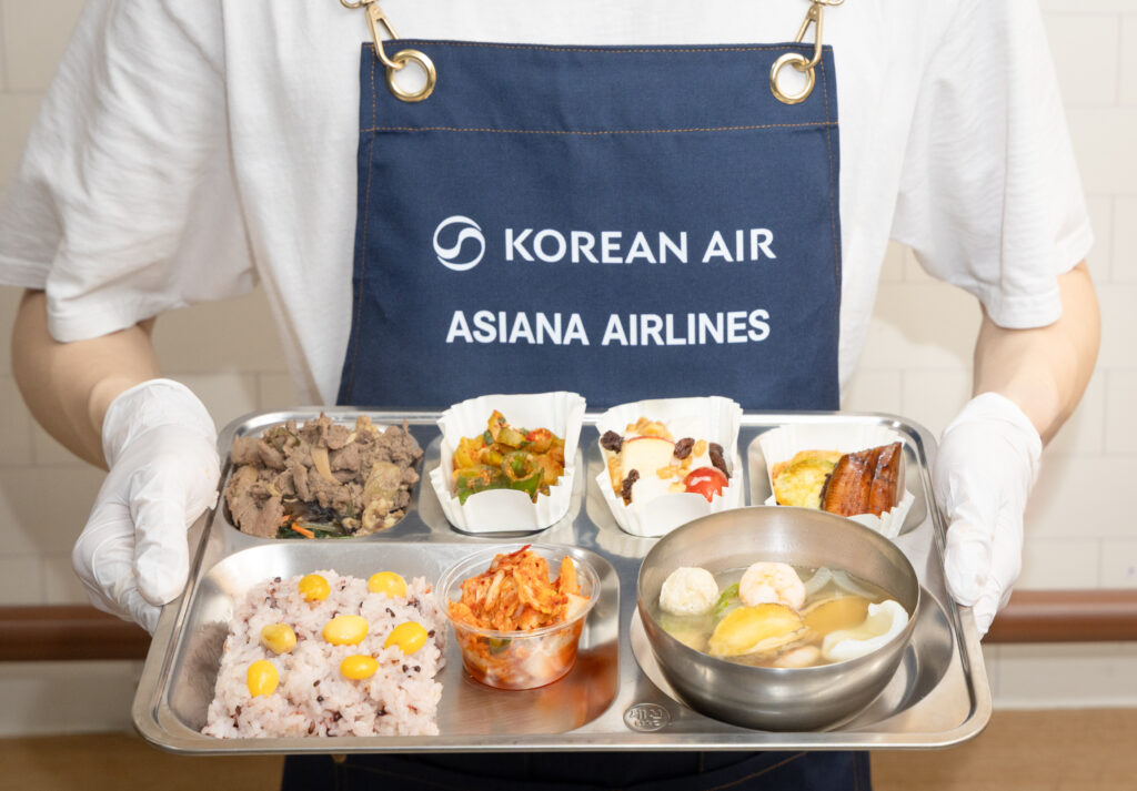 대한항공씨앤디서비스 소속 셰프가 봉사활동 현장에서 직접 조리한 추석 음식