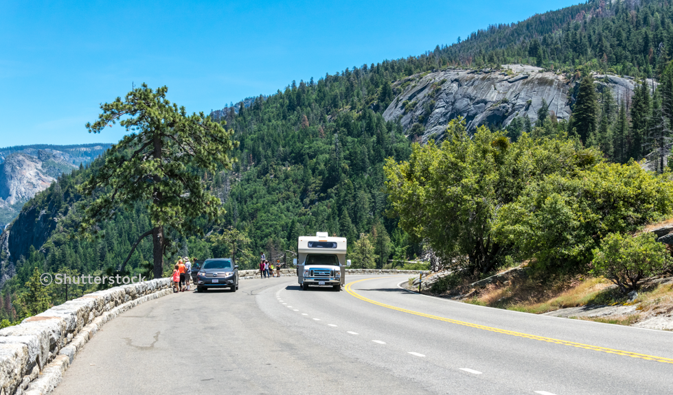 요세미티 내 차도에서 차를 세워두고 구경 중인 사람들