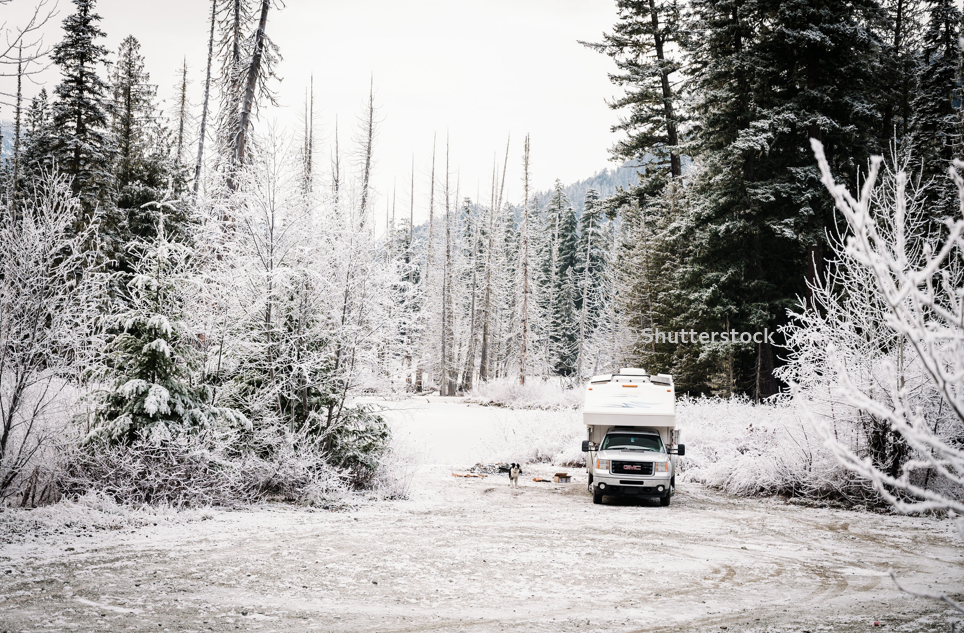 눈 덮인 휘슬러에서 캠핑하는 카라반