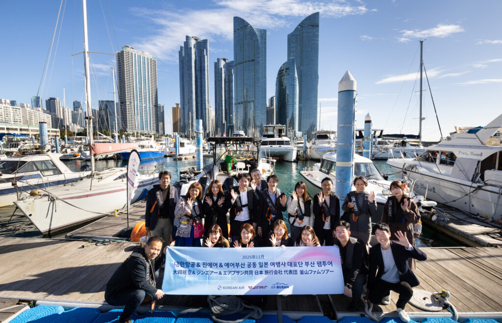해운대 부산요트경기장을 방문한 팸투어 참가자들이 기념 촬영을 하는 모습
