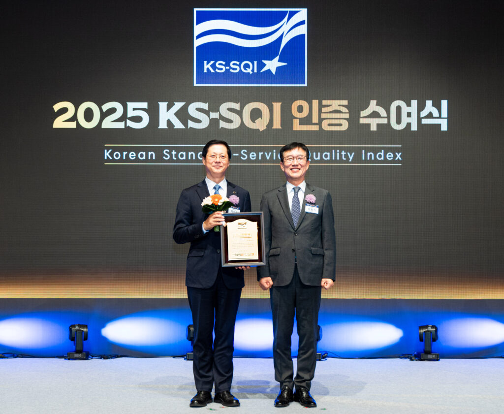 ‘2025 KS-SQI’ 인증 수여식에 참석한 박희돈 대한항공 경영전략본부장(왼쪽)이 문동민 한국표준협회 회장과 기념 사진을 촬영하는 모습