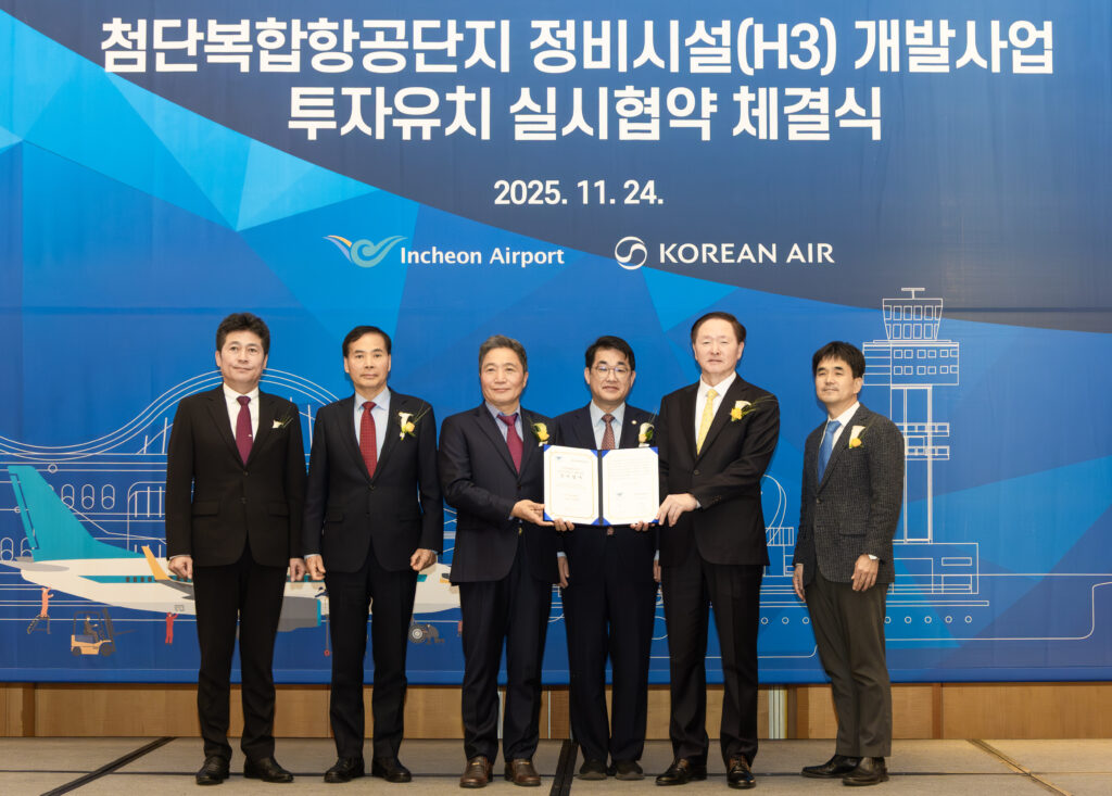  (좌측부터) 김정헌 인천시 중구청장, 황효진 인천시 글로벌도시정무부시장, 이학재 인천국제공항공사 사장, 배준영 국민의힘 국회의원, 우기홍 대한항공 부회장, 권혁진 서울지방항공청장이 기념촬영을 하고 있다.