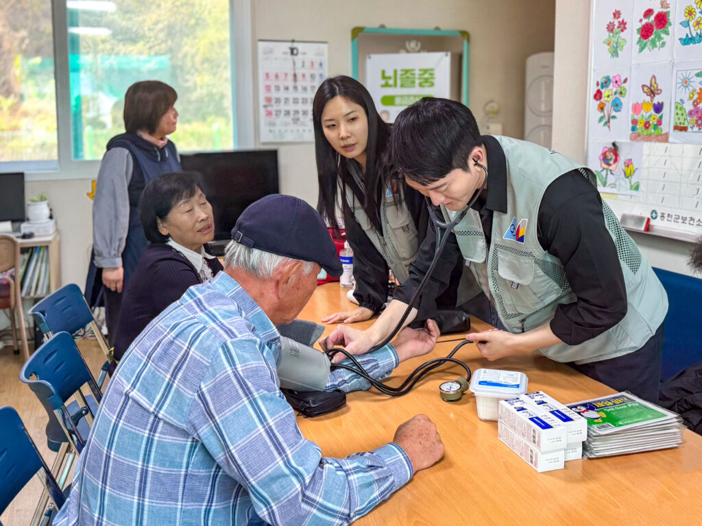 대한항공·아시아나항공 양사 임직원과 가족들이 농가 일손 돕기와 의료 지원 봉사활동을 하고 있는 모습.