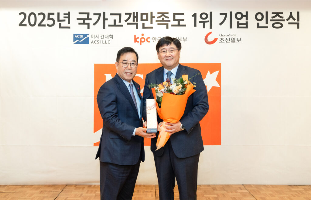‘2025 국가고객만족도’ 1위 기업 인증식에 참석한 대한항공 최정호 부사장(오른쪽)이 박성중 한국생산성본부 회장과 기념 사진을 촬영하는 모습
