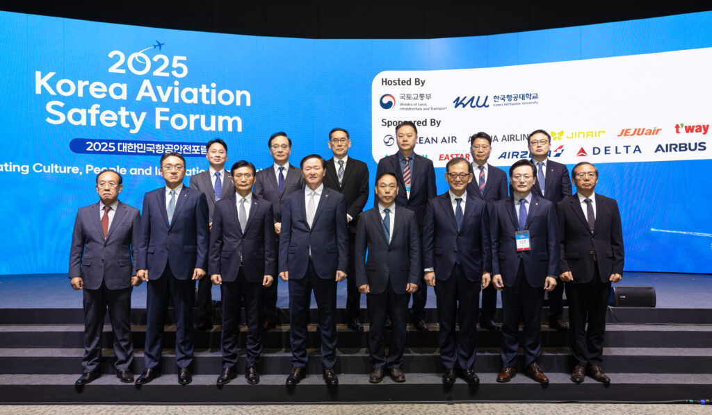 포럼에 참석한 우기홍 대한항공 부회장(앞줄 왼쪽에서 네번째), 곽영필 국토교통부 항공안전정책과장(앞줄 왼쪽에서 다섯번째), 허희영 항공대 총장(앞줄 왼쪽에서 여섯번째)을 비롯한 항공업계 관계자들이 기념촬영을 하는 모습. 