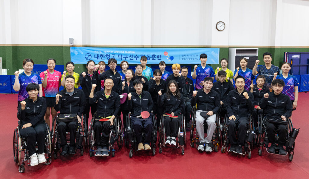 행사에 참여한 대한항공 여자탁구단과 장애인 탁구선수들이 기념사진을 촬영하는 모습