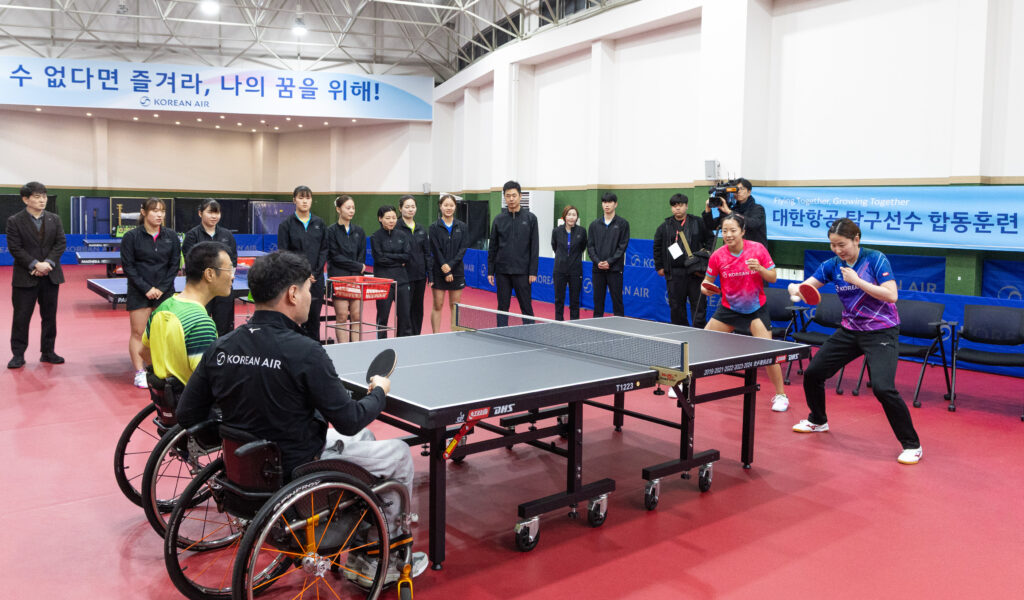 대한항공 여자탁구단과 장애인 탁구선수들이 함께 랠리 훈련을 하는 모습