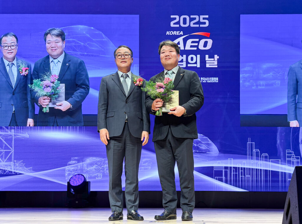 대한항공 AEO 총괄 책임 관리자인 문영성 대한항공 정비자재부 담당 상무(오른쪽)와 기우성 사단법인 한국AEO진흥협회장(왼쪽)이 기념촬영을 하는 모습