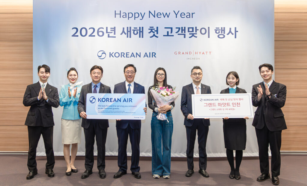 좌측 세 번째부터 송기원 인천여객서비스지점장, 고광호 여객사업본부장, 새해 첫 고객, 이동협 여객운송부 담당 등 관계자들이 기념사진을 촬영하는 모습