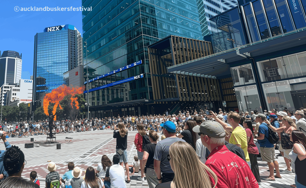 길거리 공연을 사람들이 보며 핸드폰으로 촬영을 하고 있다.