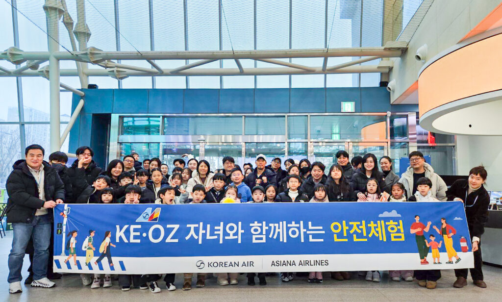 지난 14일 오후 서울 강서구 마곡안전체험관에서 ‘자녀와 함께하는 안전체험’ 행사에 참가한 대한항공·아시아나항공 임직원 및 임직원 자녀들이 기념사진을 촬영하는 모습