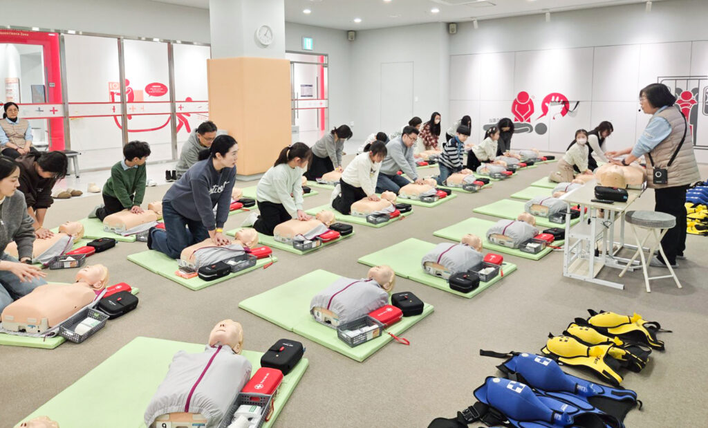 ‘자녀와 함께하는 안전체험’ 행사 참가자들이 응급처치 교육 프로그램을 체험하는 모습