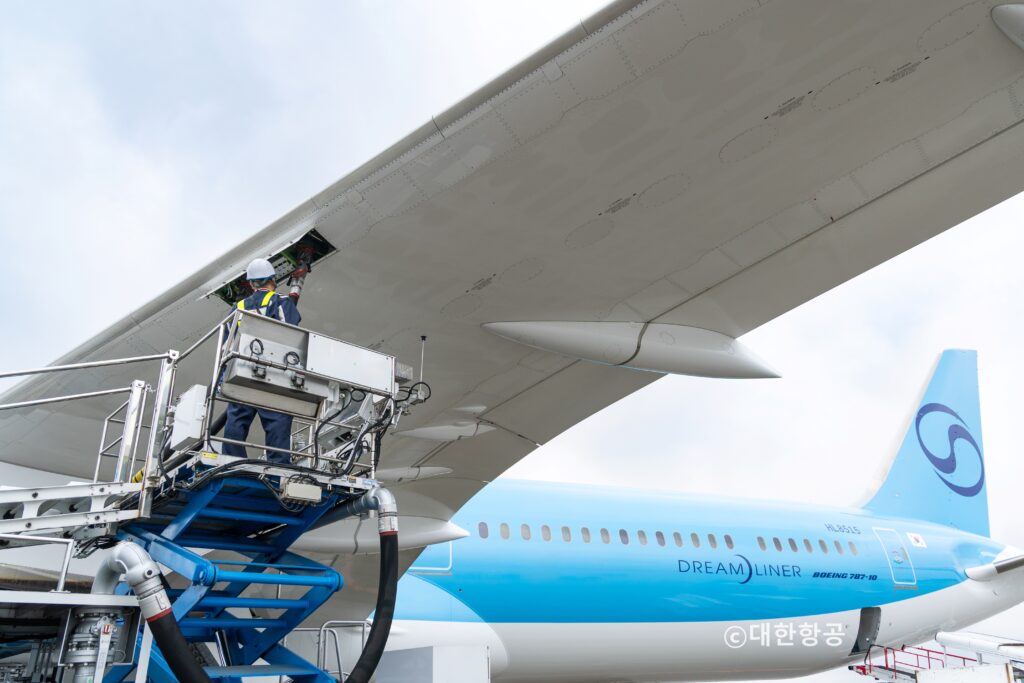대한항공 보잉 787-10 항공기가 공항에서 항공기 날개에 급유하는 모습