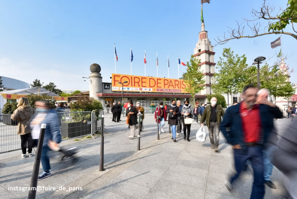 푸아르 드 파리 전시회장 앞에서 사람들이 지나다니는 모습