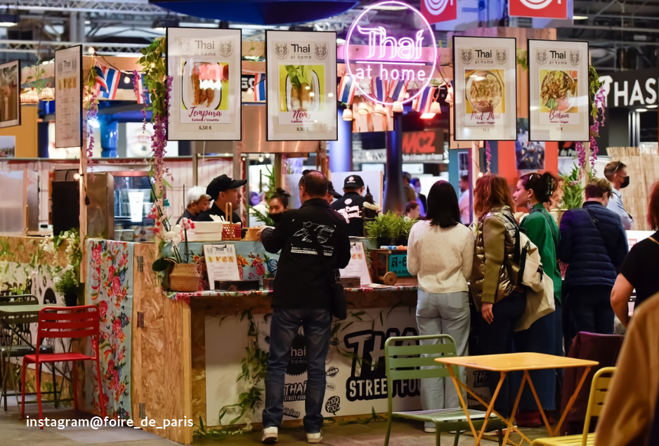 푸아르 드 파리의 세계 문화 섹션. 태국 음식점 앞에 사람들이 주문을 하고 있다.