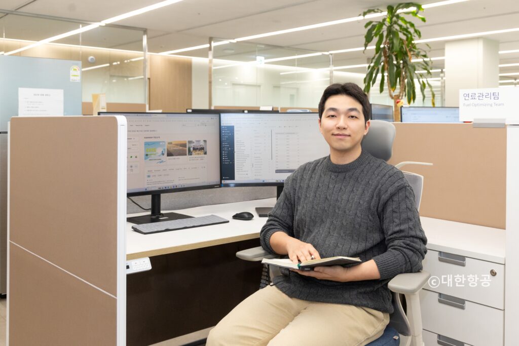 뉴스룸과 인터뷰하는 연료관리팀 이영균 과장의 사진