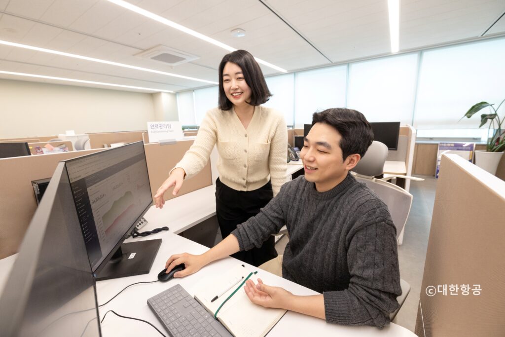 대한항공 연료관리팀이 사무실 모니터 앞에서 업무하는 모습