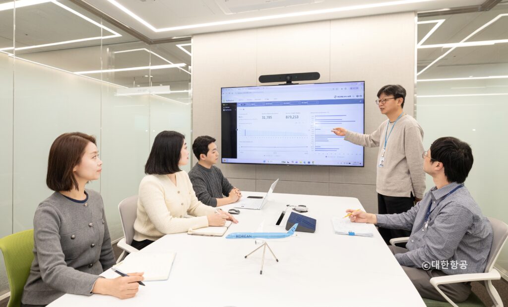대한항공 연료관리팀이 회의하는 모습