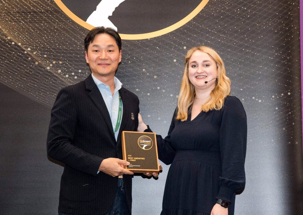 14일 독일 함부르크서 열린 ‘2026 온보드 호스피탈리티 어워즈’ 시상식에서 장성현 대한항공 마케팅/IT, 객실 및 서비스 부문 부사장이 기내 서비스 4개 부문을 수상하며 기념사진을 촬영하고 있다