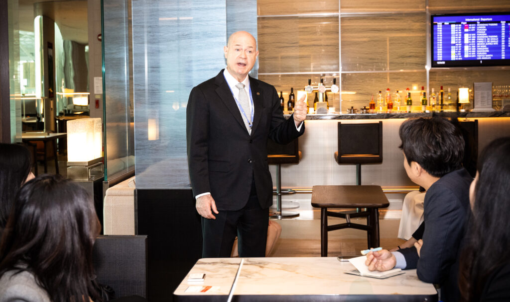 15일 오전 인천국제공항 제2여객터미널 대한항공 프레스티지 서편 라운지에서 열린 사전공개 행사에 참석한 David Pacey 대한항공 기내식기판 및 라운지 부문 부사장