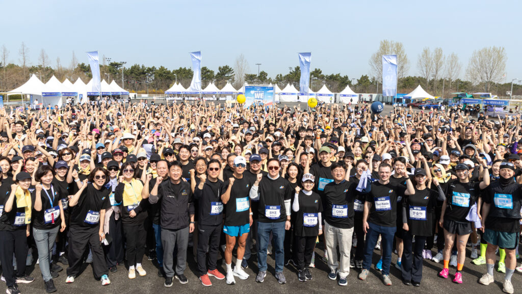 기념 사진을 촬영하고 있는 위런(We Run) 행사 참가자들의 모습