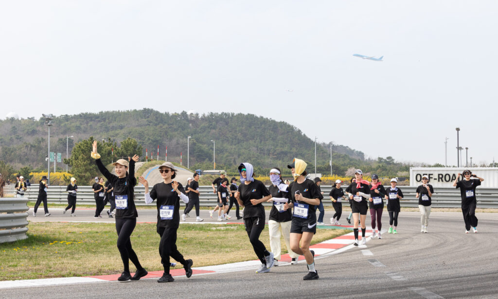 위런(We Run) 자선 달리기 행사 참가자들의 모습
