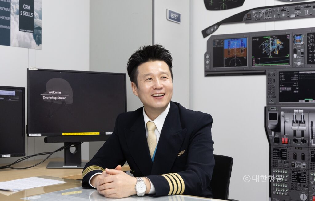 대한항공 뉴스룸과 인터뷰하는 염윤철 기장의 모습