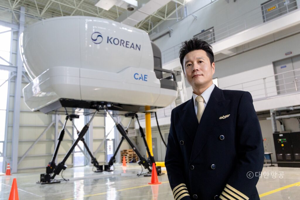인천 영종도 운북지구 대한항공 운항훈련센터에서 대한항공 뉴스룸과 인터뷰하는 염윤철 기장의 모습