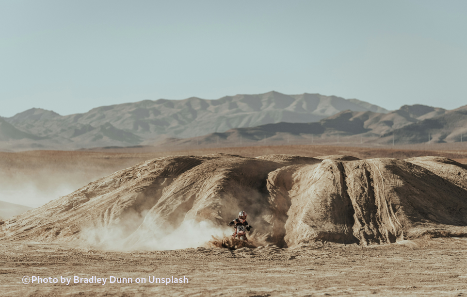사막 오프로드 전용 구역을 즐기고 있는 모습