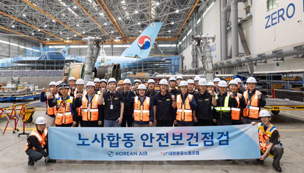 '노사합동 안전보건점검' 참석자들이 기념촬영을 하는 모습