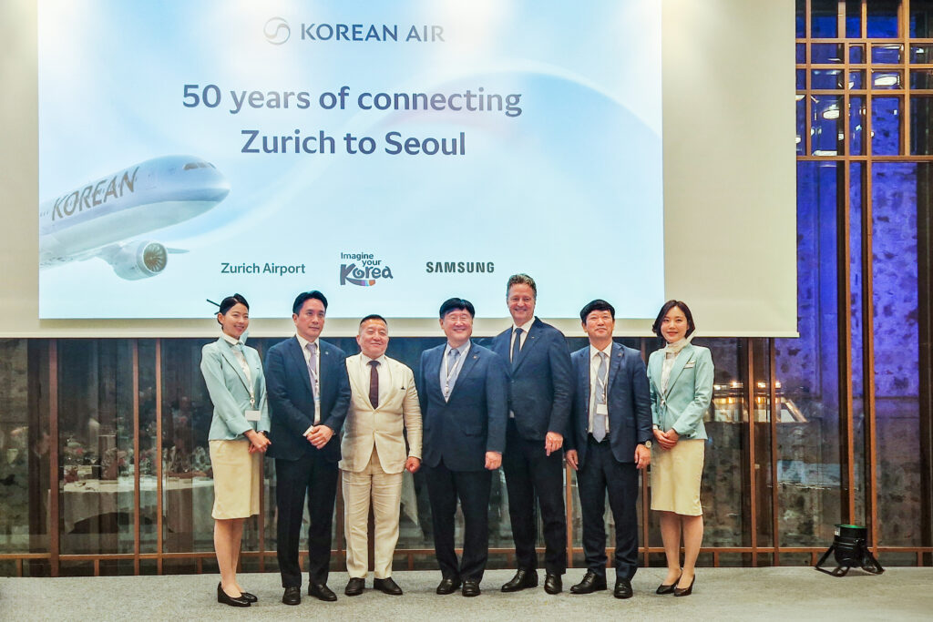 사진은 행사에 참여한 최정호 대한항공 영업 총괄 부사장(가운데), 이석우 대한항공 여객영업부 담당 상무(오른쪽에서 두번째), 신우식 주스위스 대한민국 대사 대리(왼쪽에서 세번째), 스테판 그로스(Stefan Gross) 취리히 공항 최고책임자(오른쪽에서 세번째) 등 주요 관계자들이 기념사진을 촬영하는 모습