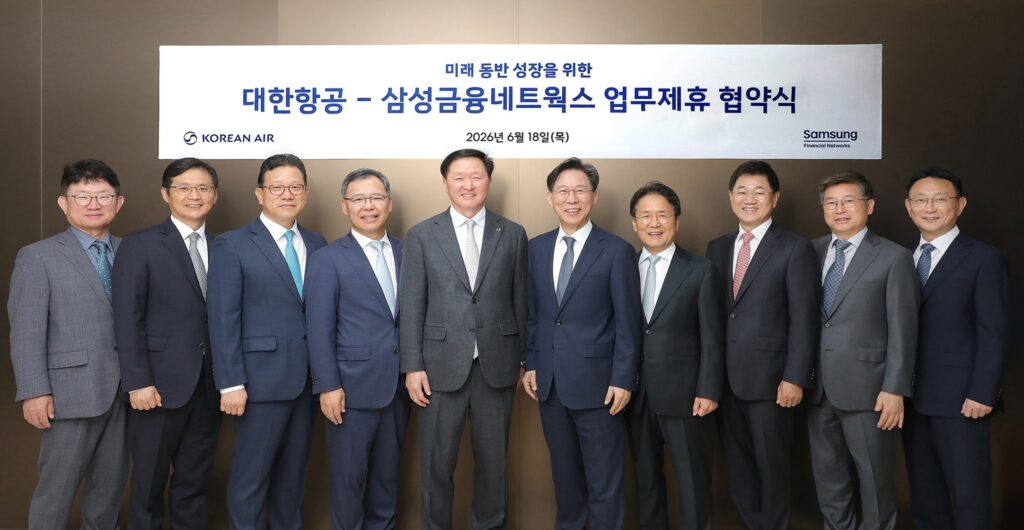 사진은 체결식에 참석한 (좌측부터)하은용 대한항공 재무부문 부사장, 박병률 진에어 대표, 송보영 아시아나항공 대표, 류경표 한진칼 대표이사 부회장, 우기홍 대한항공 대표이사 부회장, 홍원학 삼성생명 사장, 이문화 삼성화재 사장, 박종문 삼성증권 사장, 김이태 삼성카드 사장, 김우석 삼성자산운용 대표가 기념사진을 촬영하는 모습