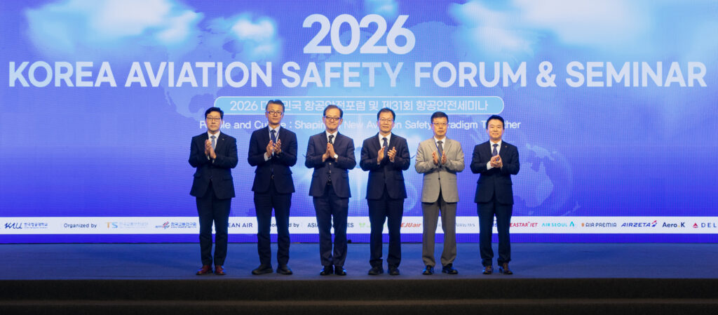 '2026 대한민국 항공안전포럼 및 세미나'에 참석한 (왼쪽부터) 민승기 한국교통안전공단 본부장, 유경수 국토교통부 항공안전정책관, 허희영 한국항공대학교 총장, 정채교 국토교통부 항공정책실장, 김영찬 한국교통연구원 원장, 유종석 대한항공 안전보건 총괄 겸 오퍼레이션 부문 부사장이 기념사진을 촬영하는 모습