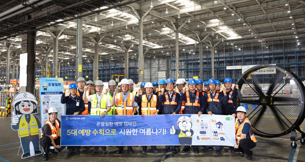 22일 오전 인천 영종구 인천국제공항 화물터미널과 램프 현장에서 유종석 대한항공 안전보건 총괄 겸 오퍼레이션 부문 부사장(앞줄 왼쪽 네 번째)과 대한항공 및 협력업체 관계자들이 기념사진을 촬영하고 있다