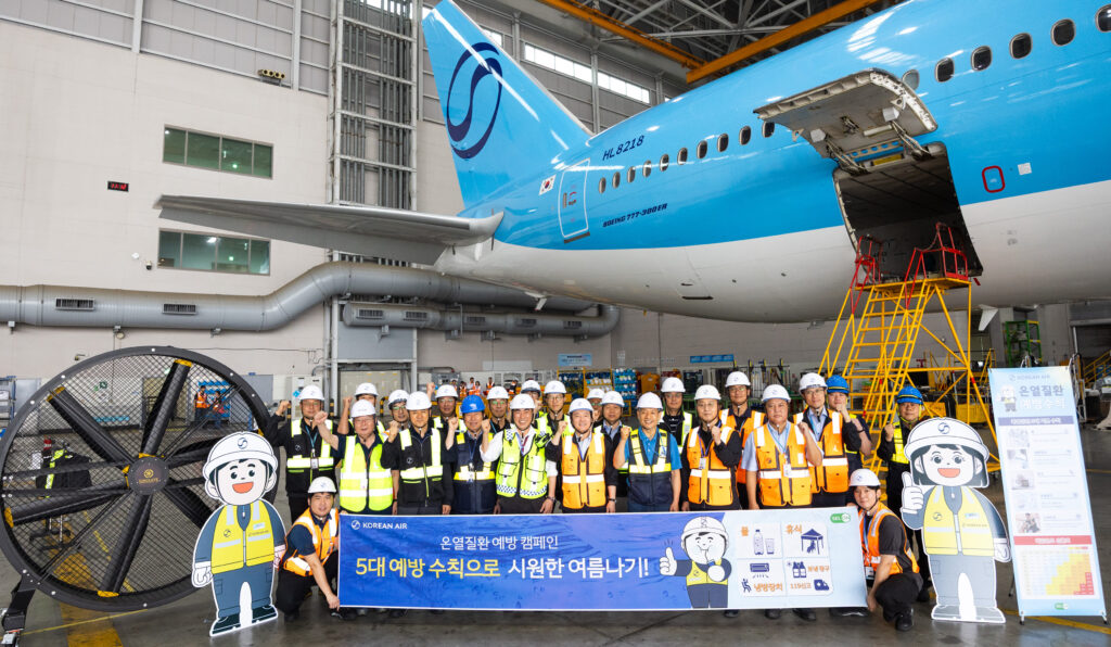 22일 오전 인천 영종구 인천국제공항 항공기 정비고에서 유종석 대한항공 안전보건 총괄 겸 오퍼레이션 부문 부사장(앞줄 왼쪽 다섯 번째)과 대한항공 및 협력업체 관계자들이 기념사진을 촬영하고 있다